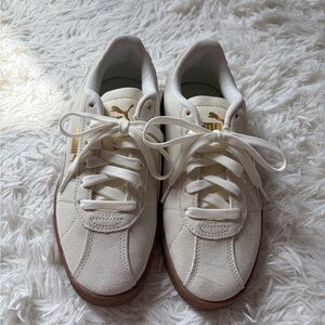 Puma Women's Cream and Pink Sneakers